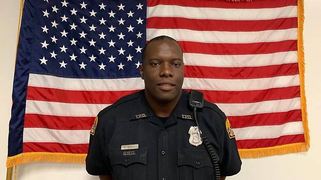 24일(현지시각) 복직이 결정된 학교 경찰 델빈 화이트. /탬파 경찰 자선 협회