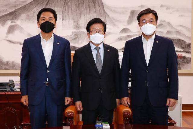 박병석(가운데) 국회의장과 윤호중(오른쪽) 민주당 원내대표, 김기현(왼쪽) 국민의힘 원내대표가 25일 국회 의장실에서 만나 기념촬영하고 있다. 뉴스1