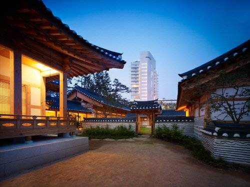 강릉 씨마크 호텔 바로 옆에 위치한 한옥 호텔 `호안재`