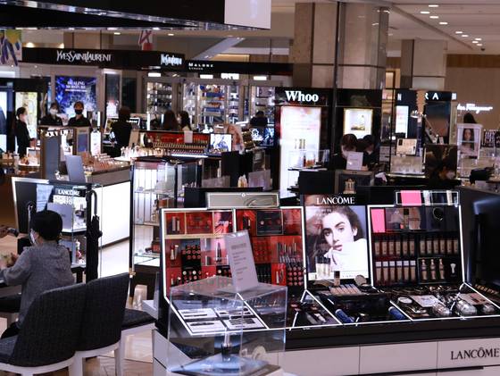 백화점 1층에 화장품이 즐비한 모습. [사진 롯데백화점]