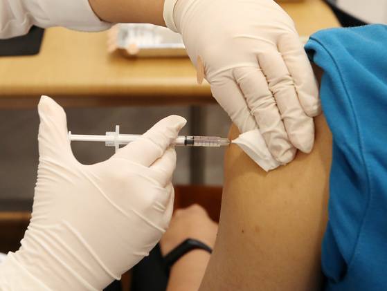 서울의 한 코로나19 예방접종센터에서 의료진이 시민에게 백신을 접종하고 있다. 뉴스1