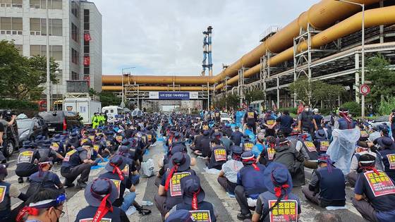 25일 오후 충남 당진시 현대제철 당진제철소에서 비정규직지회 노조원 1400여 명이 직고용 등을 요구하며 집회를 열고 있다. 신진호 기자