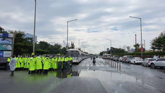 25일 오후 충남 당진시 현대제철 당진제철소에서 비정규직지회 노조원 1400여 명이 직고용 등을 요구하며 집회를 열자 경찰이 현장을 통제하고 있다. 신진호 기자