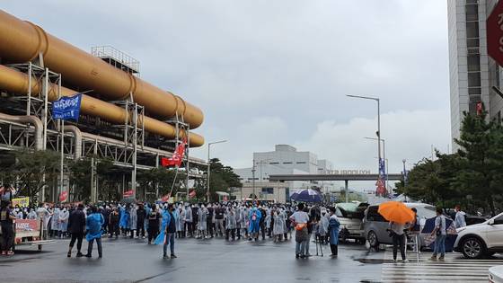 25일 오후 충남 당진시 현대제철 당진제철소에서 비정규직지회 노조원 1400여 명이 직고용 등을 요구하며 집회를 열고 있다. 신진호 기자