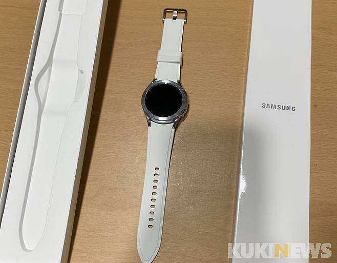 갤럭시워치4 클래식 구성품입니다. 본체는 스트랩과 연결돼있고요. 사용설명서(오른쪽) 안에 충전케이블도 같이 들어있습니다.&nbsp;