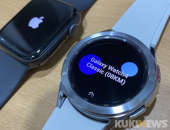 애플워치(왼쪽)와 비교했을 때 차이점을 금방 찾을 수 있습니다 둥근 베젤과 용두, 스트랩 연결부위 등이 다릅니다. 다이얼을 돌릴 수 있습니다.&nbsp;