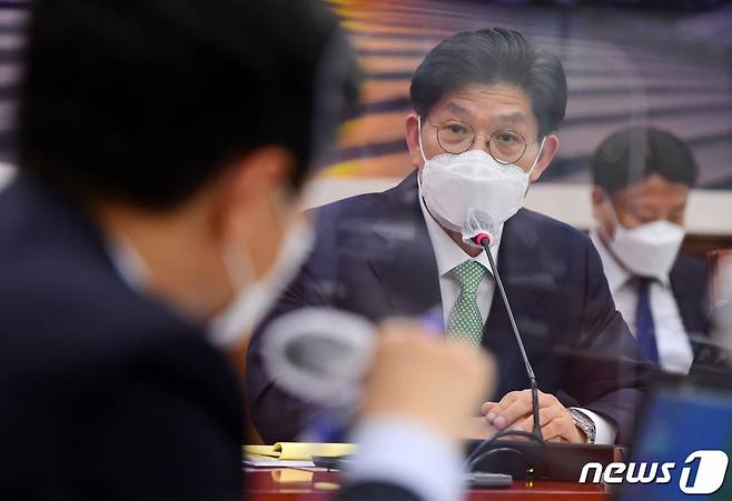 (서울=뉴스1) 구윤성 기자 = 노형욱 국토교통부 장관 후보자가 4일 서울 여의도 국회에서 열린 국토교통위원회 인사청문회에서 의원들의 질의에 답하고 있다. 2021.5.4/뉴스1