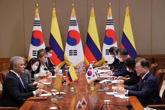 [서울=뉴시스] 전진환 기자 = 문재인 대통령이 25일 청와대에서 열린 한-콜롬비아 정상회담에서 이반 두케 마르케스 콜롬비아 대통령의 인사말을 듣고 있다. 2021.8.25