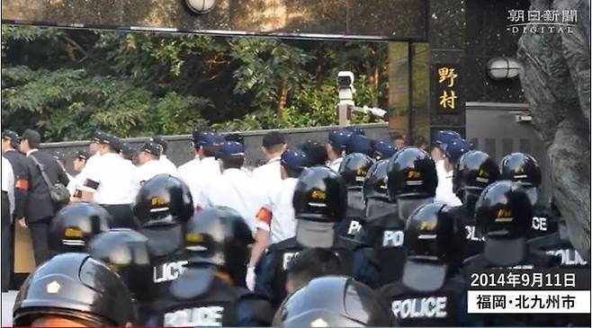 지난 2014년 9월&nbsp;구도회 노무라 사토루 총재를 검거하기 위해 경찰이 투입되고 있다. 아사히신문 디지털 캡처