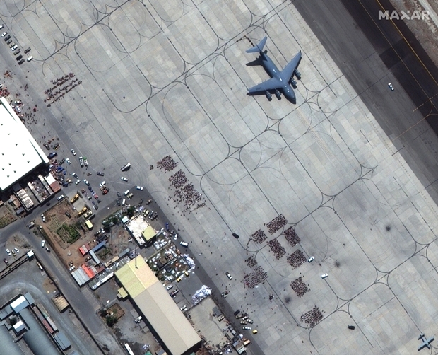 24일 미국 민간위성업체 막사르테크놀로지가 공개한 23일 아프가니스탄 카불 하미드 카르자이 국제공항 안팎의 위성 사진. 공항 안쪽으로는 대피를 기다리는 피난민과 미 공군 수송기가 보인다.