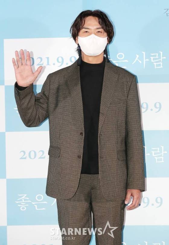 배우 김태훈이 25일 오후 서울 용산 아이파크몰 CGV에서 열린 영화 '좋은 사람' 언론시사회에 참석해 포즈를 취하고 있다.  '좋은 사람'은 교실 도난 사건과 딸의 교통사고, 의심받고 있는 한 명의 학생 세익(이효제 분) 그리고 좋은 사람이 되고 싶은 교사 경석(김태훈 분)이 의심과 믿음 속에 갇혀 딜레마에 빠지고 진실과 마주하게 되는 이야기. 내달 9일 개봉. 2021.08.25 /사진=김창현 기자 chmt@