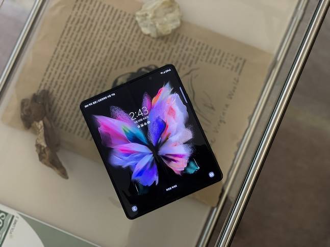 갤럭시Z 폴드3. /사진=백유진 기자 byj@