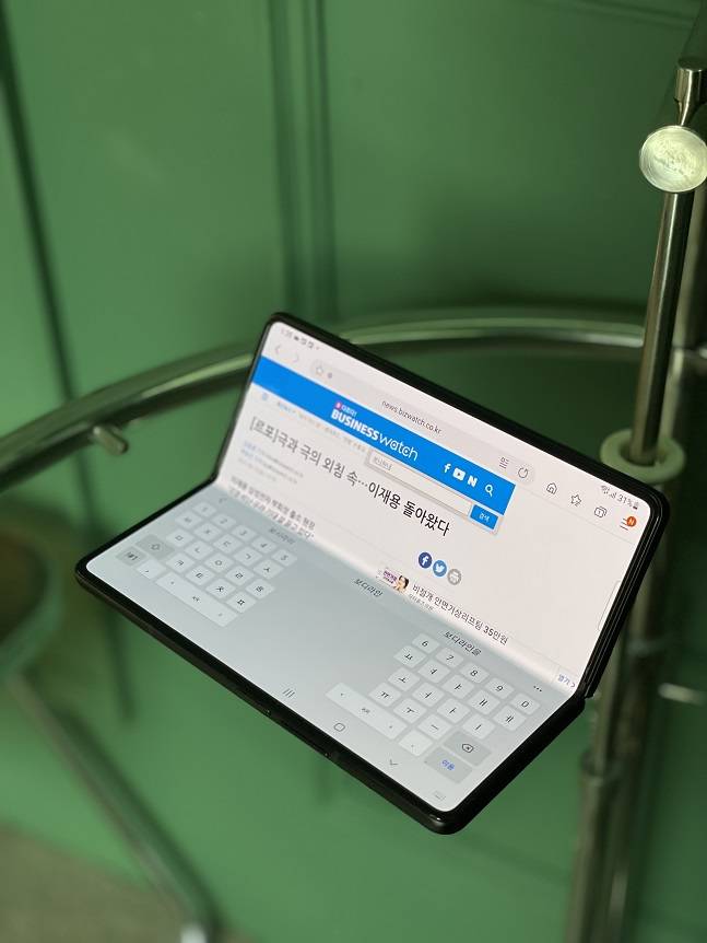 갤럭시Z 폴드3. 검색창을 누르고 플렉스 모드로 세우니 양손을 활용하기 쉽게 키보드가 설정돼 있었다. /사진=백유진 기자 byj@