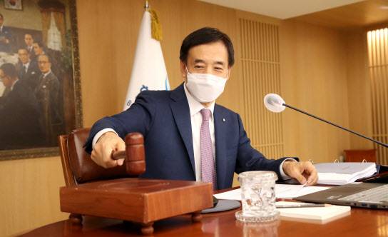 이주열 한국은행 총재가 26일 오전 서울 중구 한국은행에서 열린 금융통화위원회 본회의에서 회의를 주재하며 의사봉을 두드리고 있다.(출처: 한국은행)