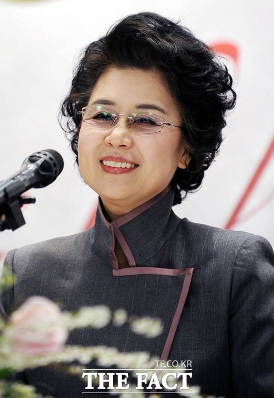 심수봉은 다양한 음악적 스타일을 추구하며 변신을 거듭해왔다. 97년에 발표한 라트비아 민요 번안곡 '백만송이 장미'는 심수봉의 색깔이 고스란히 배어있다. /더팩트 DB