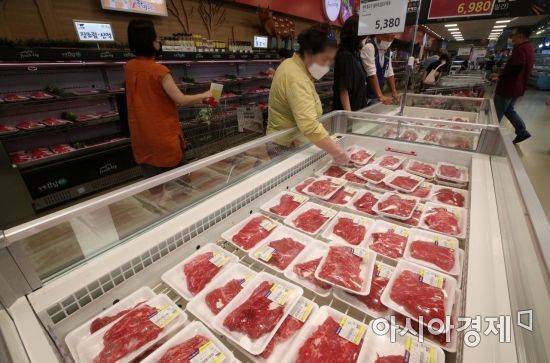 서민 밥상에 자주 오르내리는 주요 식재료들의 가격이 계속 오름세를 보이고 있어 한달 앞으로 다가온 추석의 명절 상차림 장만에도 부담이 가중될 것으로 보인다. 사진은 17일 서울 서초구 농협하나로마트 양재점에서 장을 보는 시민들의 모습./김현민 기자 kimhyun81@