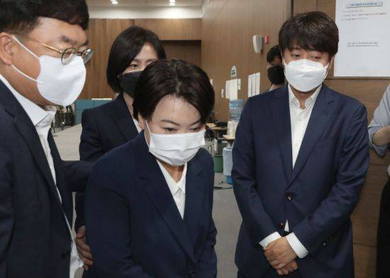 25일 국민권익위원회 조사 결과 부동산 관련 불법 의혹이 제기된 윤희숙 국민의힘 의원이 의원직 및 대선후보 사퇴 기자회견을 마치고  소통관을 나서고 있다. [이미지출처=연합뉴스]