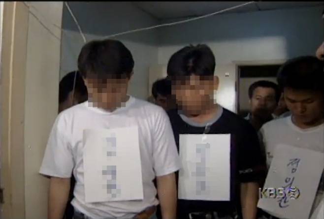 ‘이종권 고문 치사’ 사건을 수사했던 광주 북부경찰서가 1997년 6월21일 전남대 학생회관 일대에서 현장검증을 실시했다. KBS뉴스 갈무리.