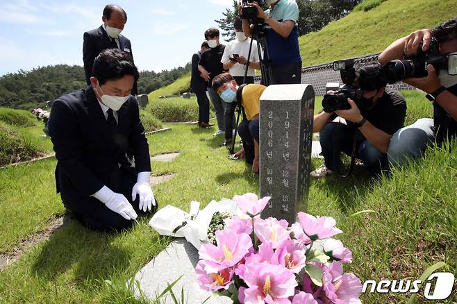 국민의힘 대권주자인 원희룡 전 제주지사가 26일 오후 광주 북구 운정동 국립5·18민주묘지 홍남순 변호사 묘역에 헌화한 뒤 묵념하고 있다. 2021.8.26/뉴스1