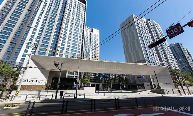 푸르지오써밋의 문주 디자인은 큰 스케일을 강조한 디자인으로, 하이엔드 브랜드 단지에 걸맞게 진입부의 웅장함을 강조했다. 문주 석종은 화이트톤의 고급 화강석을 사용했다. 반포써밋 아파트의 문주. [대우건설 제공]