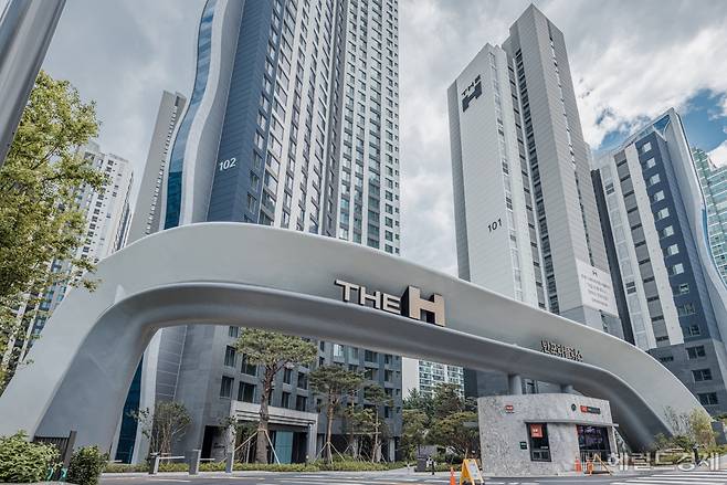 유선형 디자인을 탑재한 문주 형식. 주재료는 스테인레스 스틸 패널이다. 디에이치 반포 라클라스 문주. [현대건설 제공]