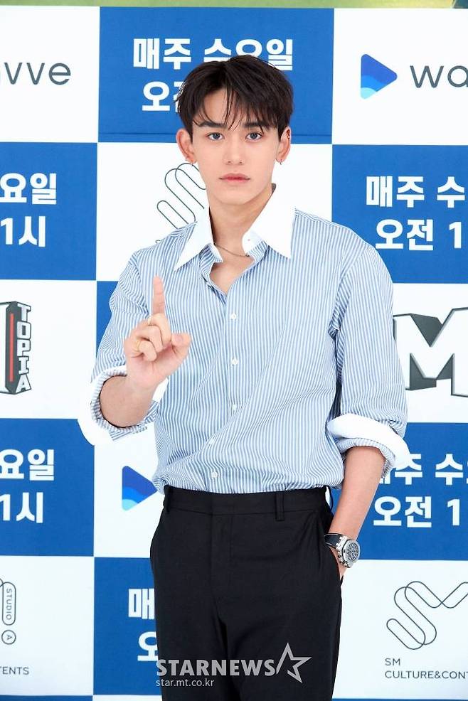 그룹 슈퍼엠 루카스가 28일 오후 온라인으로 진행된 웹예능 'M토피아' 제작발표회에 참석해 포즈를 취하고 있다.                                                'M토피아'는 슈퍼엠의 첫 단독 리얼리티로, M토피아에서 먹고 즐기는 일곱 멤버의 특별한 휴가 여행기다. 지난 23일 첫 공개됐으며, 매주 수요일 오전 11시 wavve(웨이브)를 통해 방영된다. / 사진제공 = SM엔터테인먼트 /사진=김창현 기자 chmt@