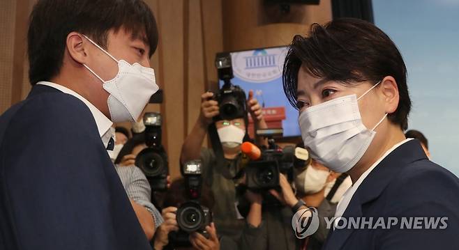 윤희숙 의원 사퇴 의사 철회 요청하는 이준석 대표 (서울=연합뉴스) 하사헌 기자 =  25일 국민권익위원회 조사 결과 부동산 관련 불법 의혹이 제기된 국민의힘 윤희숙 의원의 의원직 및 대선후보 사퇴 기자회견이 열린 국회 소통관을 이준석 대표가 윤 의원의 손을 잡고 사퇴 의사 철회를 요청하고 있다. 2021.8.25 toadboy@yna.co.kr