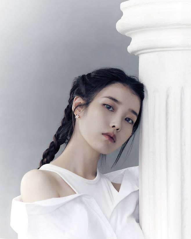 아이유(사진=웨이브)