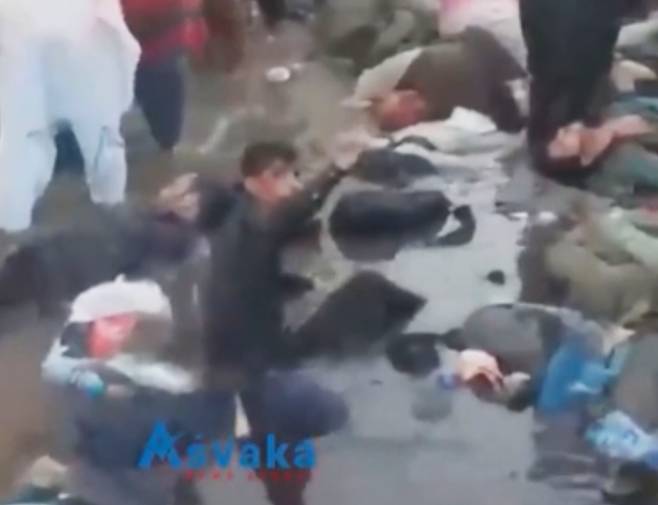 카불 공항에서 발생한 자살 폭탄테러로 현재까지 90명이 숨지고 150명이 부상했다고 월스트리트저널(WSJ)가 보도했다/AP연합뉴스