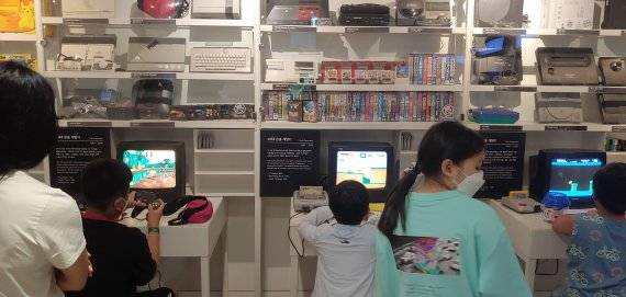 2층 오픈스테이지에는 게임 라이브러리가 있는데, 이곳에는 400여점의 하드웨어와 800여점의 소프트웨어가 전시돼 있다. 또한 다양한 콘솔게임을 직접해 볼 수 있다. 사진=김만기 기자