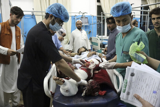 의료진이 25일 카불 공항 폭탄테러로 다친 사람을 치료하고 있다. 카불/AP 연합뉴스