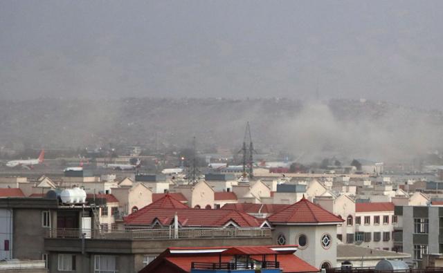 26일 자살 폭탄 테러로 추정되는 대규모 폭발이 발생한 아프가니스탄 카불 국제공항 인근에서 연기가 피어오르고 있다. 이날 폭발로 최소 13명이 숨진 것으로 알려졌다. 카불=EPA 연합뉴스