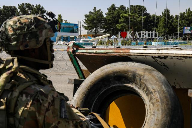 25일 아프가니스탄 카불 국제공항에서 미국 육군 소속 장병이 경계 근무를 서고 있다. 카불=미 육군 제공·AP 연합뉴스