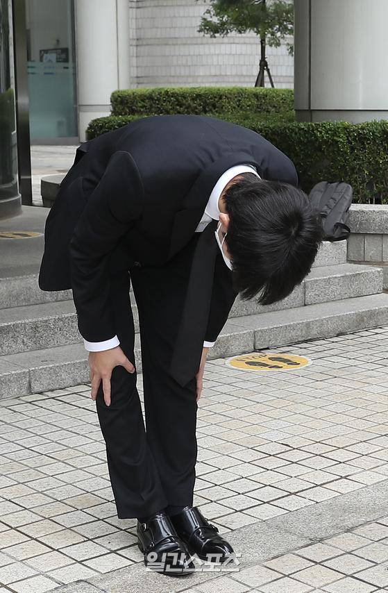 마약 구매 및 투약 혐의를 받고 있는 그룹 아이콘 전 멤버 비아이(본명 김한빈)가 27일 오전 서울 서초구 중앙지방법원에서 열린 마약류관리에관한법률위반 등 첫 공판을 마치고 법원을 나서고 있다.? 박세완 기자 park.sewan@joongang.co.kr / 2021.08.27/