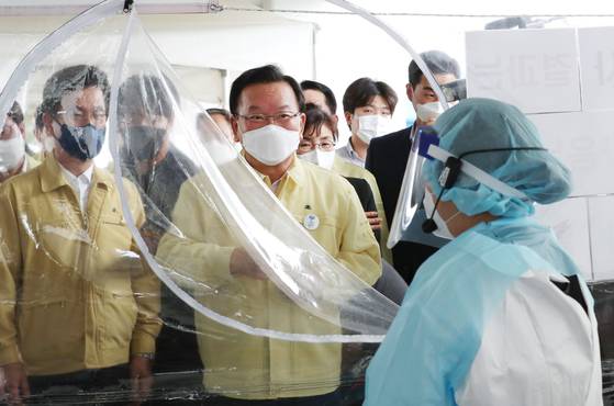 김부겸 국무총리(가운데)가 3일 오후 신종 코로나바이러스 감염증(코로나19) 방역 현장점검 차 대전시 중구 한밭운동장에 마련된 임시선별검사소를 방문, 현장을 둘러보며 의료진들을 격려하고 있다.연합뉴스