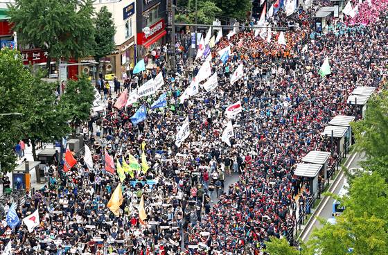 지난 7월 3일 서올 종로3가에서 민주노총 조합원들이 노동법 전면 개정 등을 요구하며 도로를 점거한 채 전국노동자대회를 열고 있다. 연합뉴스