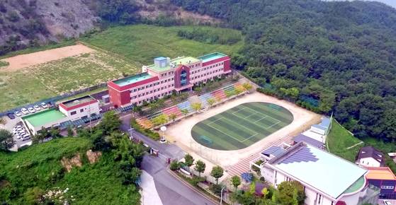 경남 창원시 두동 웅동중학교의 모습. 웅동중학교는 조국 전 법무부 장관 모친이 이사장으로 있는 웅동학원 소유의 학교다. 송봉근 기자