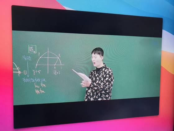 27일 문을 연 온라인 교육플랫폼 '서울런'을 통해 한 온라인 강의를 듣는 모습