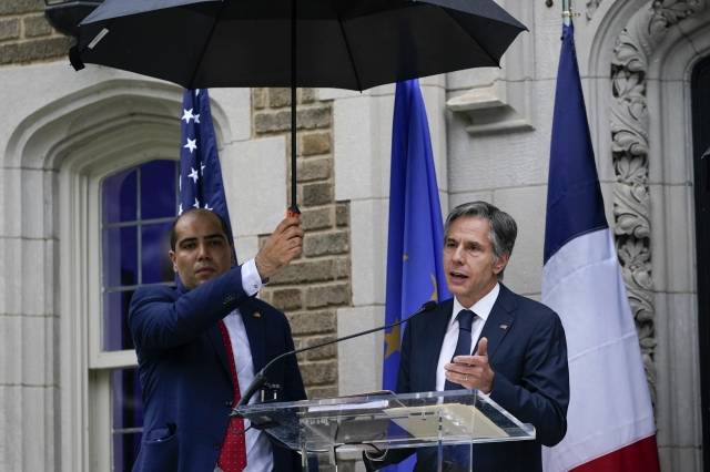 지난 7월 14일(현지시간) 토니 블링컨 미국 국무장관이 주워싱턴 프랑스 대사관에서 열린 바르톨디 자유의 여신상 제막식에서 연설을 하는 가운데, 한 보좌진이 블링컨 장관에게 우산을 씌워주고 있다. AP/뉴시스