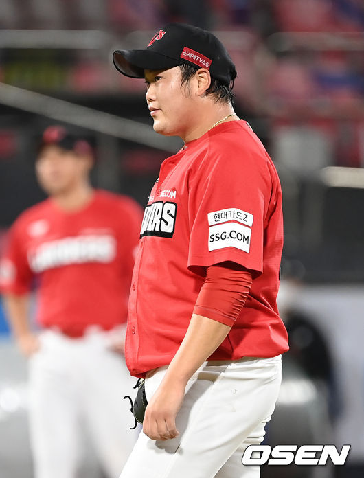 [OSEN=수원, 김성락 기자] 27일 오후 경기도 수원시 수원kt위즈파크에서 ‘2021 신한은행 SOL KBO 리그’ KT 위즈와 SSG 랜더스의 경기가 열렸다.8회말 2사 1, 3루 SSG 김태훈이 KT 유한준에게 동점 1타점 적시타를 허용, 아쉬워하고 있다. 2021.08.27 /ksl0919@osen.co.kr