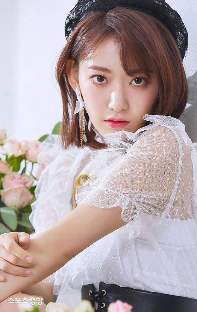 It was confirmed that those who were in charge of the Guard when Miyawaki Sakura, who was from IZ*ONE, entered the country were the Guard team related to Hive.Miyawaki Sakura arrived at Incheon International Airport around 7 p.m. on the 27th, and Miyawaki Sakura, who arrived in a black bungalow wearing a mask, met reporters and had a photo time.The Guard team, who guarded Miyawaki Sakura on the day, is a guard team related to Hive and has been in charge of the BTSs guard.Currently, Miyawaki Sakura is likely to sign an exclusive contract with Hive.The Guard teams defenses, which guarded him on their way in, were ironclad; the Guard team moved through the crowd of fans from all over the place to the vehicle.Miyawaki Sakura, Kim Chaewon, who is from the same IZ*ONE, and Huh Yoon-jin, who is from Produce 48, are reported to have signed an exclusive contract with Hive label Sos Music.In this regard, Hive said, We can not confirm the personal debut preparation process and the fact of personal exclusive contract related to the trainee.