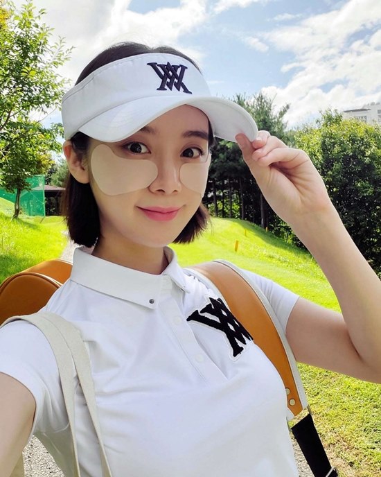 On the 27th, Hyeolim posted a picture on his instagram with an article entitled Thank you for taking care of my things when you come to the Golf.In the outdoor Golf chapter, Hyeolim released a photo of him enjoying Golf with patches on both cheeks; adding points with a black skirt to his white-fitting Golf suit.Hyeolim added, My skin is precious.I promised to go to Golf Date with Father later, he said.Meanwhile, Hyeolim, who joined the group Wonder Girls in 2010, withdrew in February 2017; in 2020, she married her boyfriend Shin Min-chul, who she dated for seven years.Photo: Hyeolim Instagram