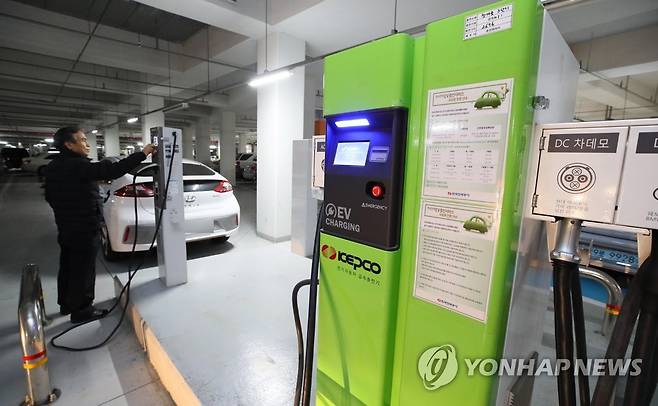 아파트 주차장 전기차 충전기 [연합뉴스 자료사진]