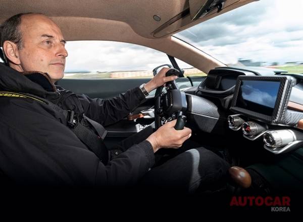 비행기 스타일의 스티어링 휠은 트랙에서 사용할 게 많다