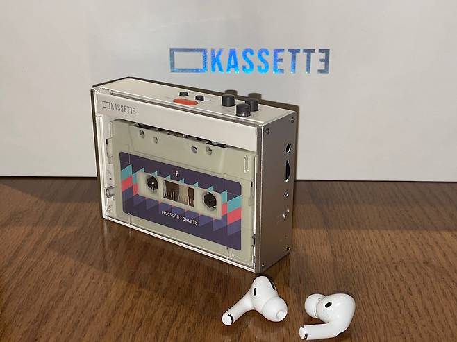 KT가 출시한 카세트 플레이어 '카세트'(KASSETTE)는 에어팟 등 블루투스 이어폰과 호환된다. /사진=구혜린 기자