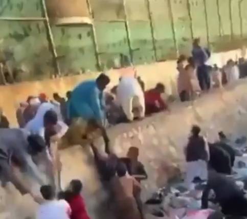 생존자들이 폭발 테러 현장에서 부상자들을 구하고 있다. [트위터 캡처]