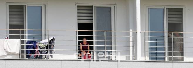 아프가니스탄인 조력자 및 가족들이 29일 충북 진천군 공무원인재개발원에 마련된 임시 숙소에서 자가격리 생활 중 창문 밖을 내다보고 있다. (사진=뉴스1)