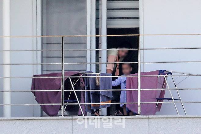 아프가니스탄인 조력자 및 가족들이 29일 충북 진천군 공무원인재개발원에 마련된 임시 숙소에서 자가격리 생활 중 창문 밖을 내다보고 있다. (사진=뉴스1)