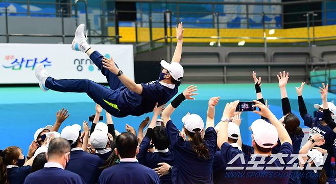 29일 의정부 실내체육관에서 열린  2021 KOVO컵 프로배구 여자부 결승전 에서 현대건설 양효진과 정지윤이 우승을 확정지은 후 환호하고 있다. 의정부=최문영 기자 deer@sportschosun.com /2021.08.29/