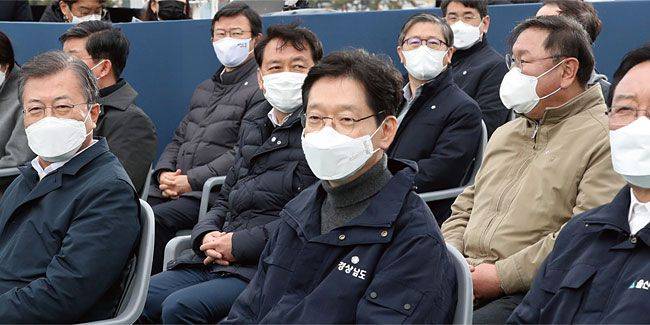 지난 2월 문재인 대통령과 함께 ‘동남권 메가시티 구축전략’ 보고에 참석한 김경수 경남지사(가운데). /연합뉴스